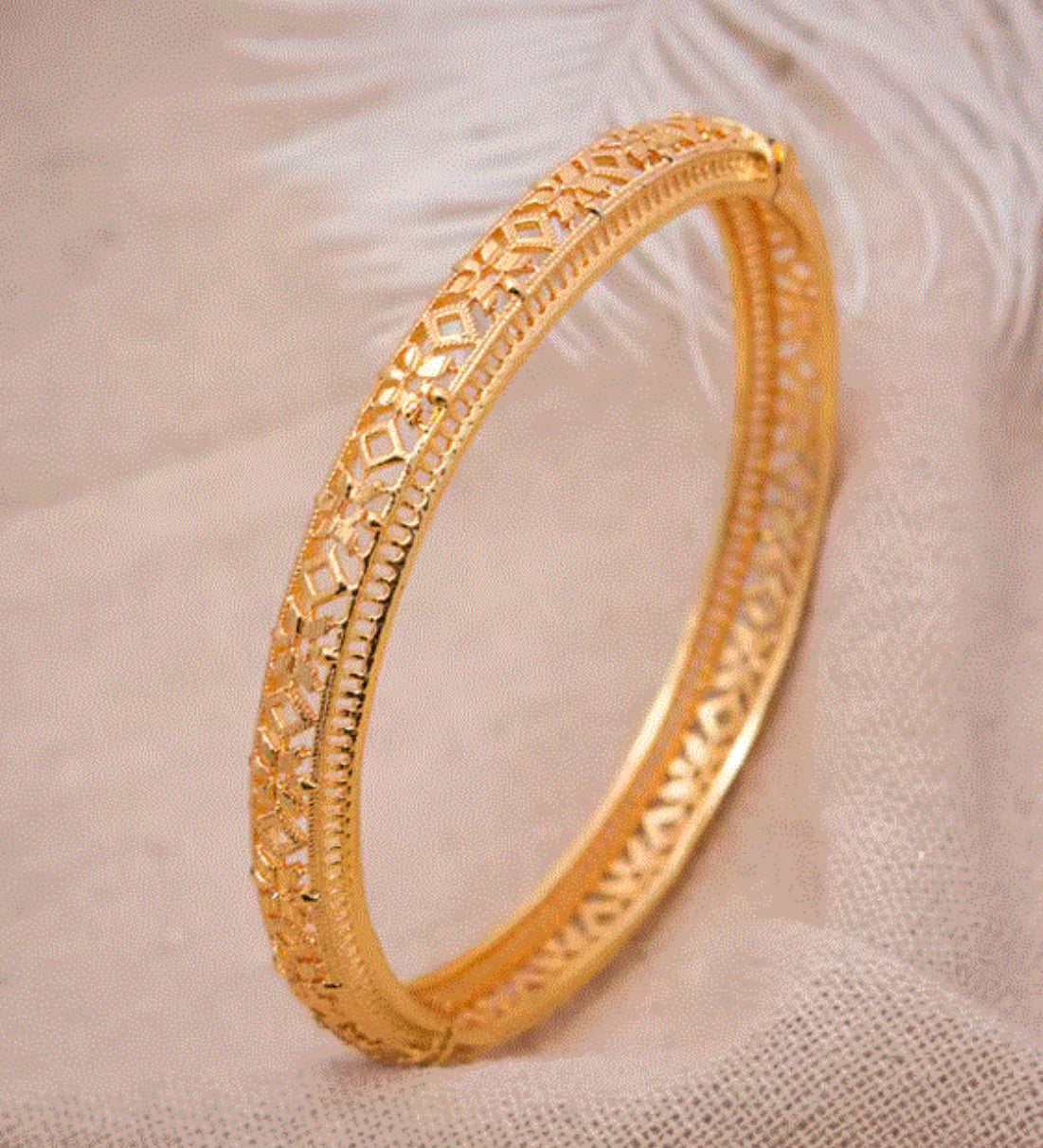 Elegant Women’s Fashion Bangle